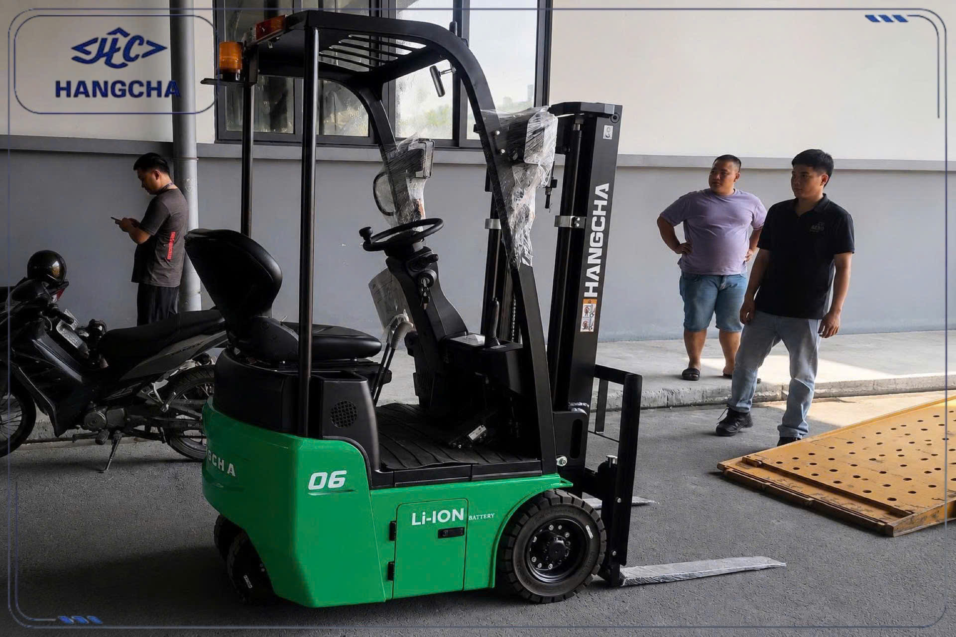 Xe nâng 3 bánh 600kg